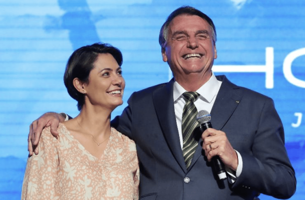 Governo Bolsonaro tentou trazer ilegalmente colar e brincos de diamante de R$ 16,5 mi para Michelle