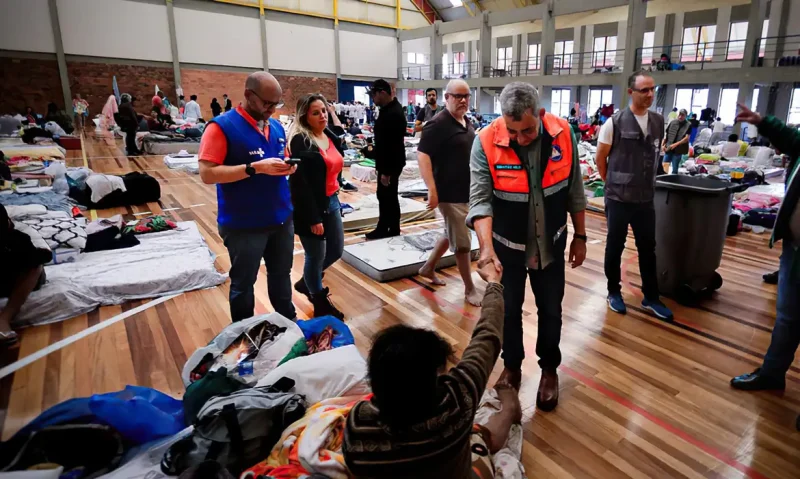 Quase 70 mil pessoas estão em abrigos devido às fortes chuvas no Rio Grande do Sul