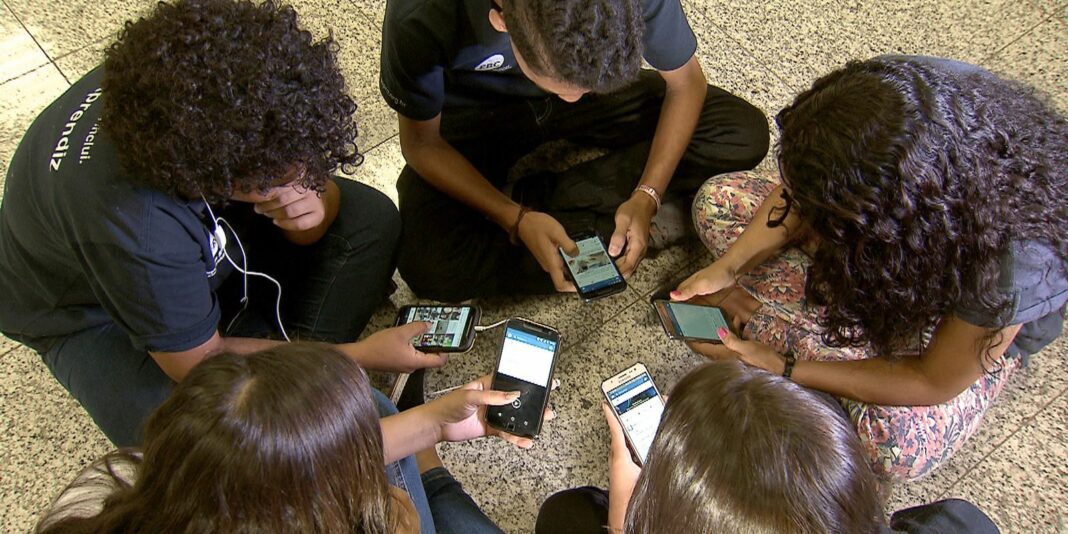 Comissão de Educação aprova projeto para proibir uso de celular em escolas