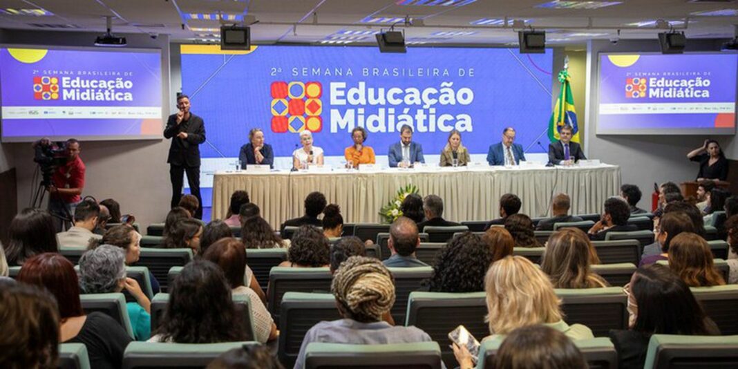 Educação Midiática: Estudantes como Aliados no Combate às Fake News