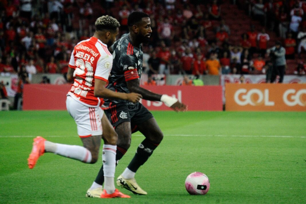 Flamengo erra no fim e cede o empate ao Inter em jogo adiado do Brasileirão