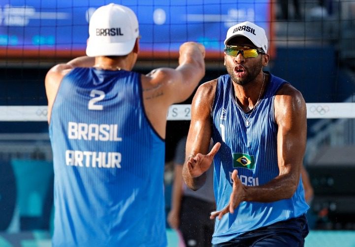 Vôlei de praia: Evandro e Arthur avançam para as oitavas em Paris