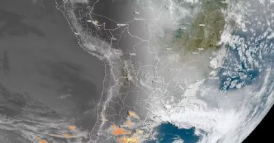 Fumaça de incêndios no Brasil cobre céu azul e atinge países vizinhos