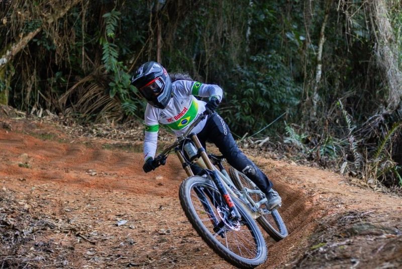 Ciclista capixaba Nara Faria defende título no campeonato brasileiro de Downhill 2024