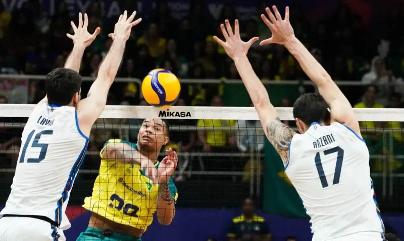 Vôlei: seleção brasileira perde no Maracanãzinho por 3 sets a 2