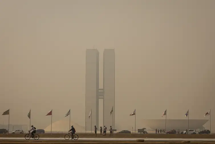 Brasília (DF), 25/08/2024 - Brasília amanhece encoberta por fumaça causada por incêndios florestais dos últimos dias. Foto: Marcelo Camargo/Agência Brasil