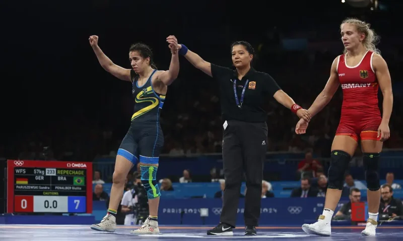 Giullia Penalber avança e disputa bronze no wrestling nesta sexta-feira