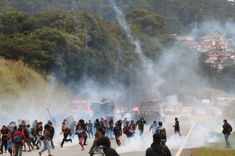 São Paulo (SP), 30/05/2023 - A polícia militar atira bombas de gás lacrimogêneo contra manifestantes guaranis do Jaraguá que protestavam contra o  PL 490 do marco temporal na rodovia dos Bandeirantes. Foto: Rovena Rosa/Agência Brasil