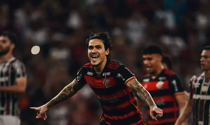 Flamengo vence Fluminense e mantém liderança no Brasileirão