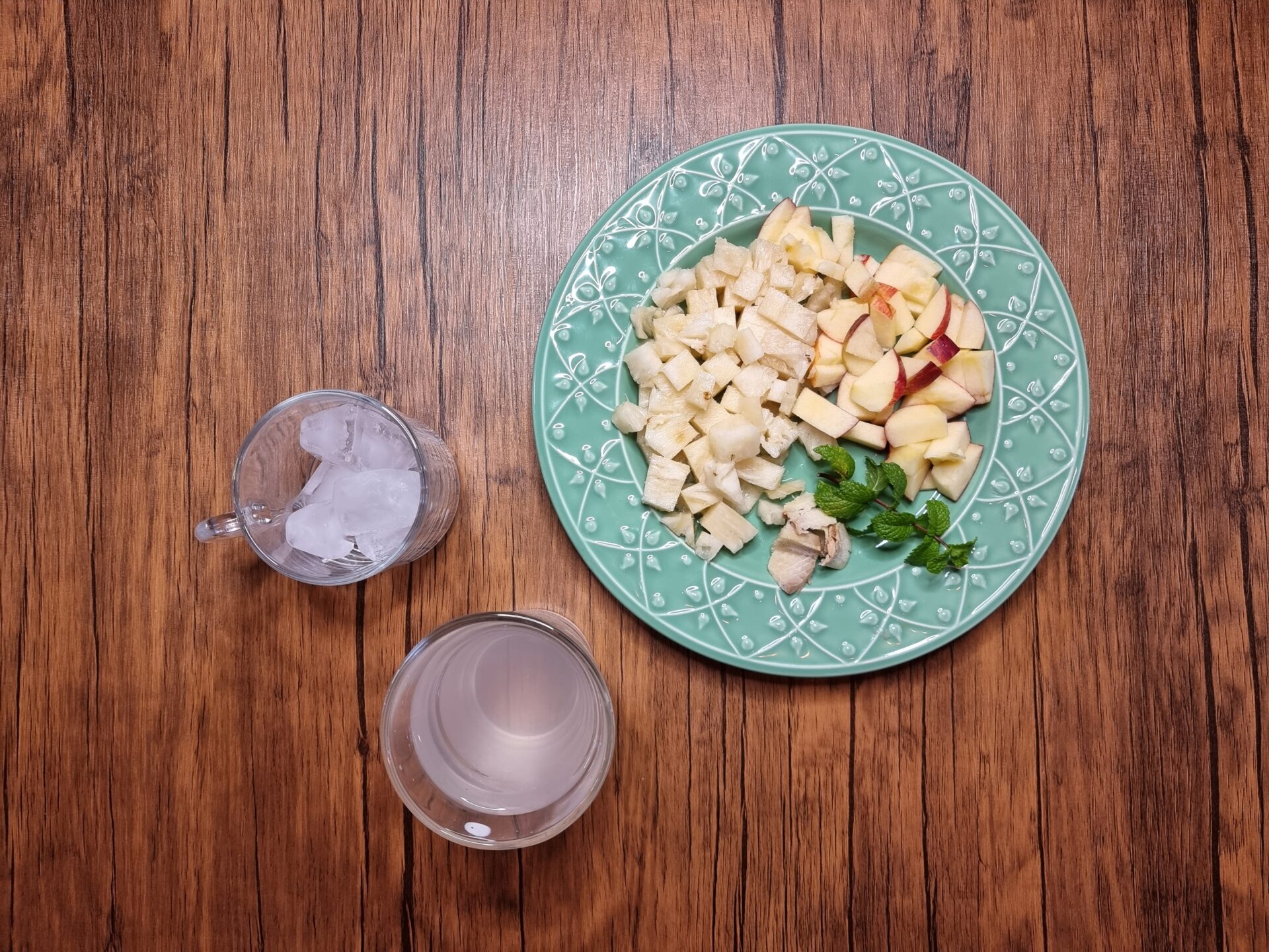 Foto dos ingredientes reunidos para o preparo do suco.