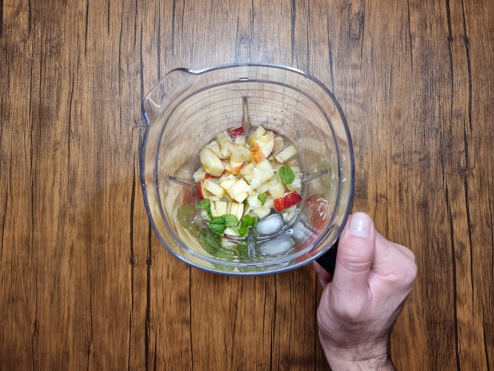 Foto dos ingredientes picados em um copo do liquidificador