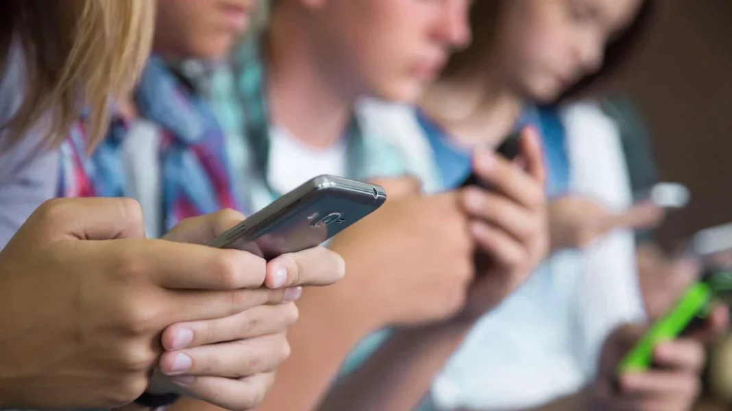 Escolas procuram alternativas para regulamentar o uso de celular na sala de aula