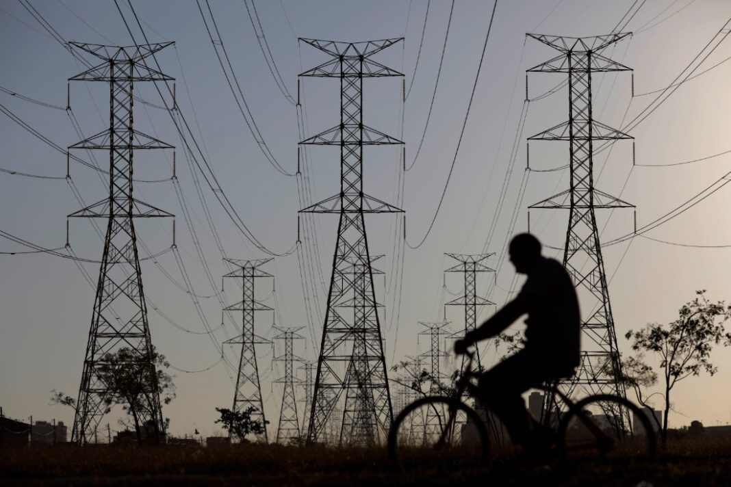 ECOCNN- Conta de luz tem alta de 4,74% em outubro e impacta inflação mensal