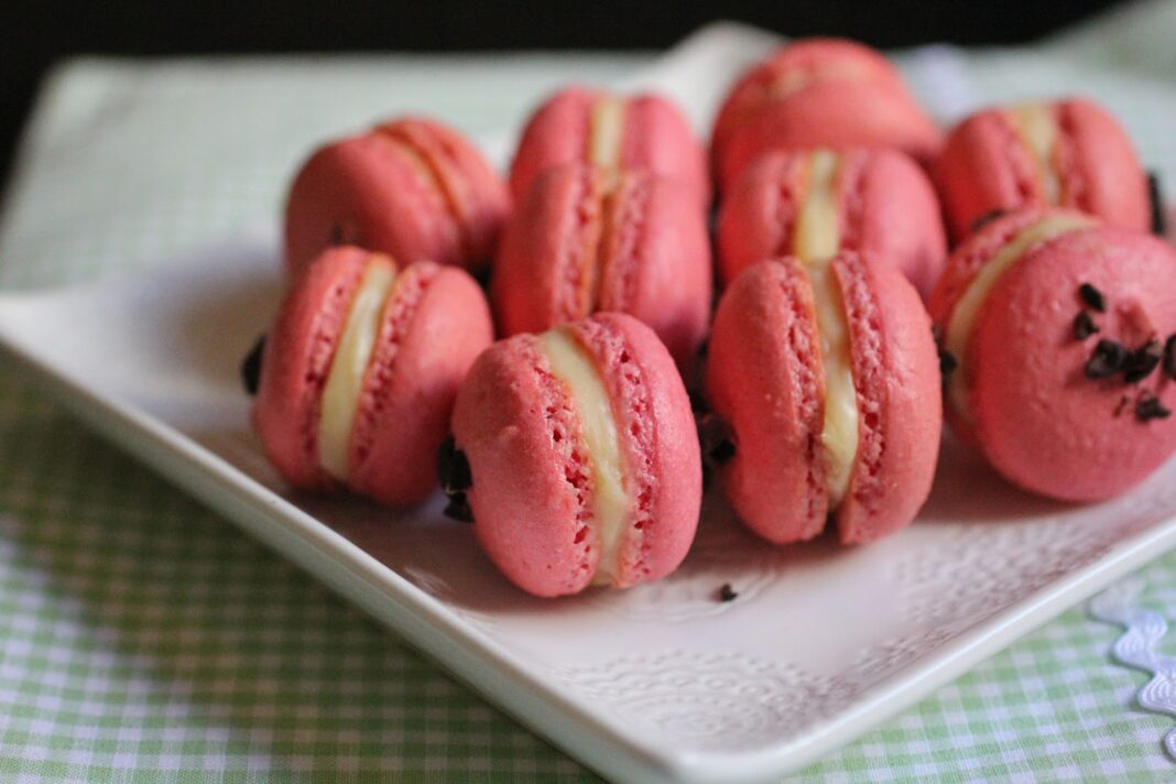 Macaron de morango e chocolate branco