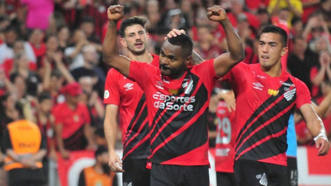 Jogador do Athletico-PR usa camisa de patrocinador "proibido" no Brasileirão