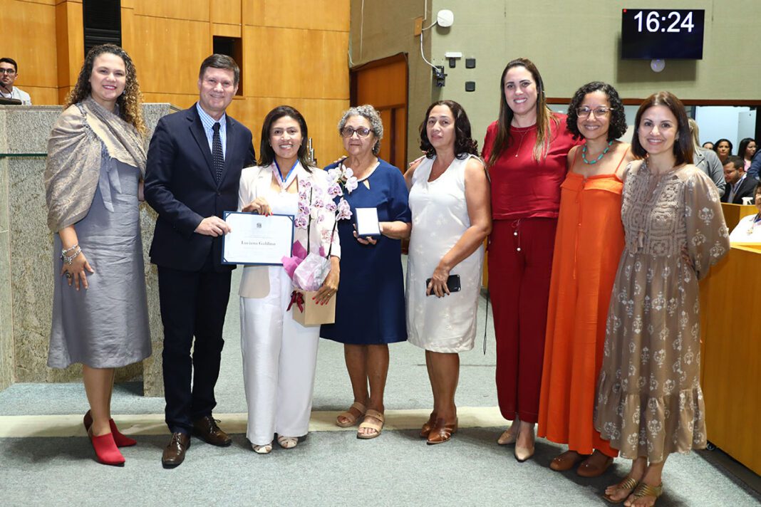 Sessão homenageia educadores e o legado de Paulo Freire