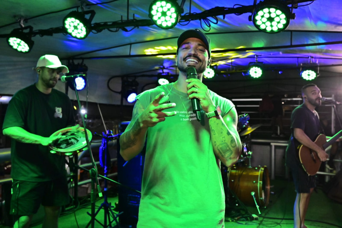 O cantor Frazão abriu a programação no Sambão do Povo