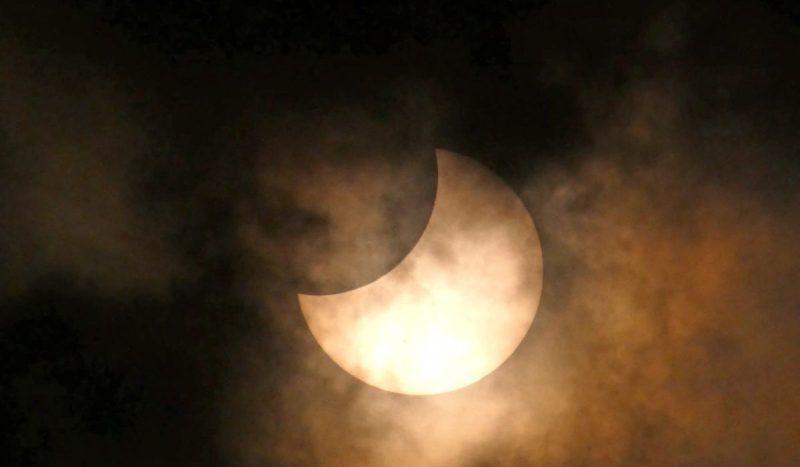 Eclipse solar em 17 de fevereiro de 2026 na Ilha da Reunião, na França