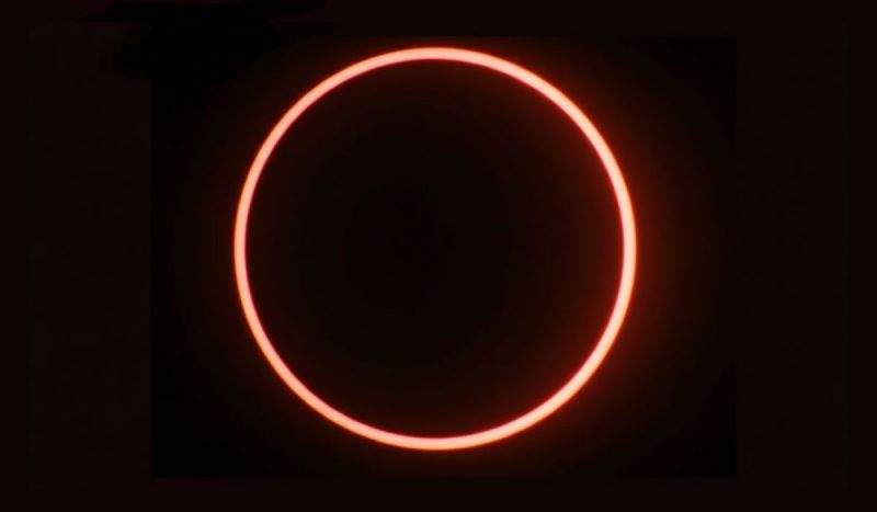 Eclipse solar anular em sua fase máxima, gerando o 'anel de fogo'