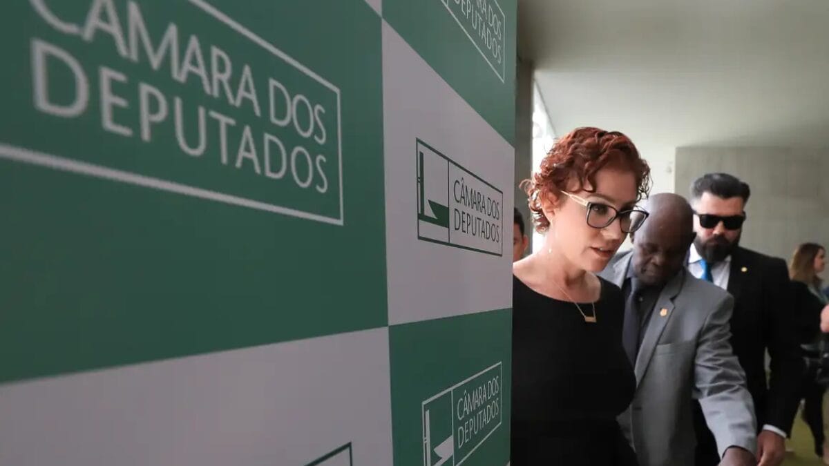 Zambelli deixou o Brasil em junho