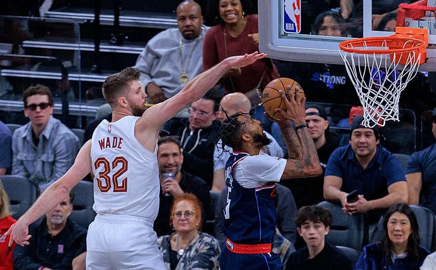 Inglewood, Califórnia, EUA, 4 de fevereiro de 2026: Derrick Jones Jr. #5 do Los Angeles Clippers é bloqueado por Dean Wade #32 do Cleveland Cavaliers durante um jogo da temporada regular da NBA na quarta-feira, 4 de fevereiro de 2026, no Intuit Dome Arena em Inglewood, Califórnia. Clippers perdem para Cavaliers, 124-91. JAVIER ROJAS/PI (Crédito da imagem: © PI via ZUMA Press Wire) - Foto por Icon Sport
