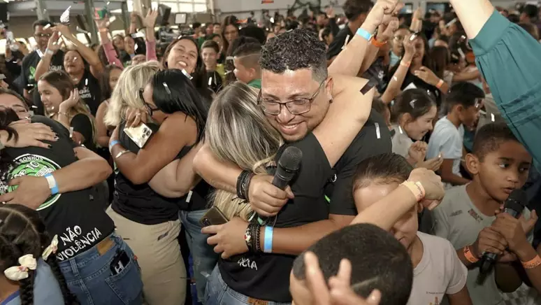 Régis Marques, diretor da EE Parque dos Sonhos, em Cubatão, comemora o título de 'Melhor Escola do Mundo', da T4 Education