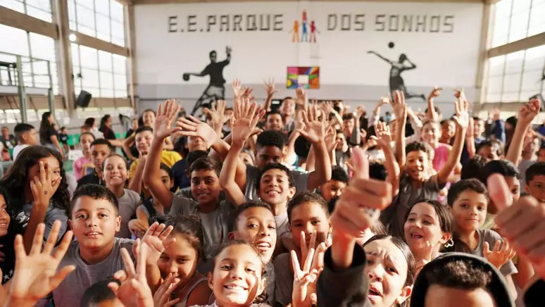 Alunos da EE Parque dos Sonhos, em Cubatão. Escola ganhou prêmio de superação de adversidades