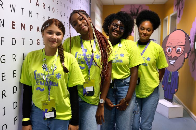 Rio de Janeiro (RJ), 10/02/2026 - Alunas do ensino médio participam de programa em que a Fiocruz abre as portas para 150 alunas no Dia Internacional das Meninas e Mulheres na Ciência, na sede da Fiocruz, em Manguinhos, zona norte da cidade. Foto: Tânia Rêgo/Agência Brasil