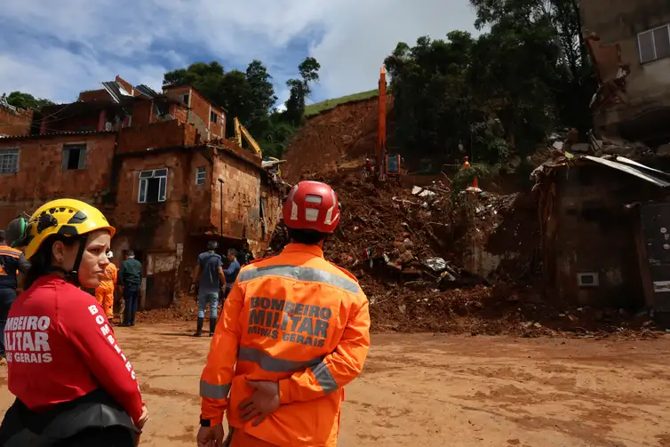 Juiz de Fora (MG), 27/02/2026 - Buscas pela última criança desaparecida no deslizamento de terra ocorrido durante tempestade da noite de segunda-feira, 22 de fevereiro, que vitimou 21 pessoas e deixou várias casas destruídas no bairro Jardim Burnier. Foto: Rovena Rosa/Agência Brasil